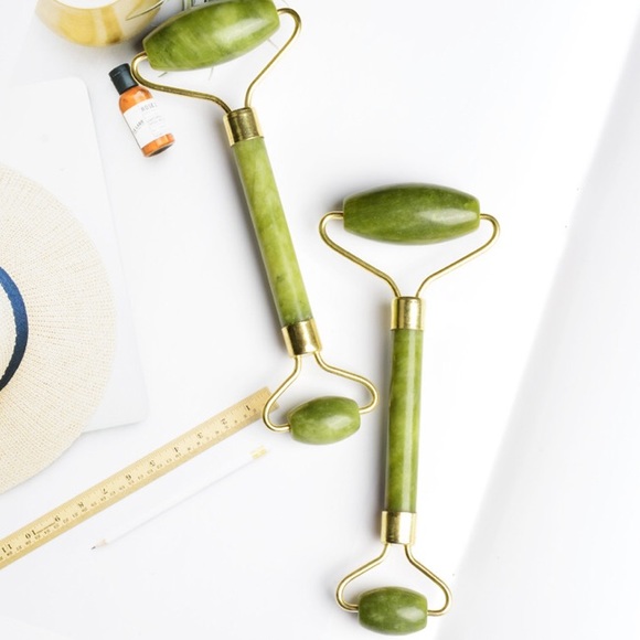 New Jade Roller & Gua Sha Heart Stone Massager Set - Picture 4 of 11